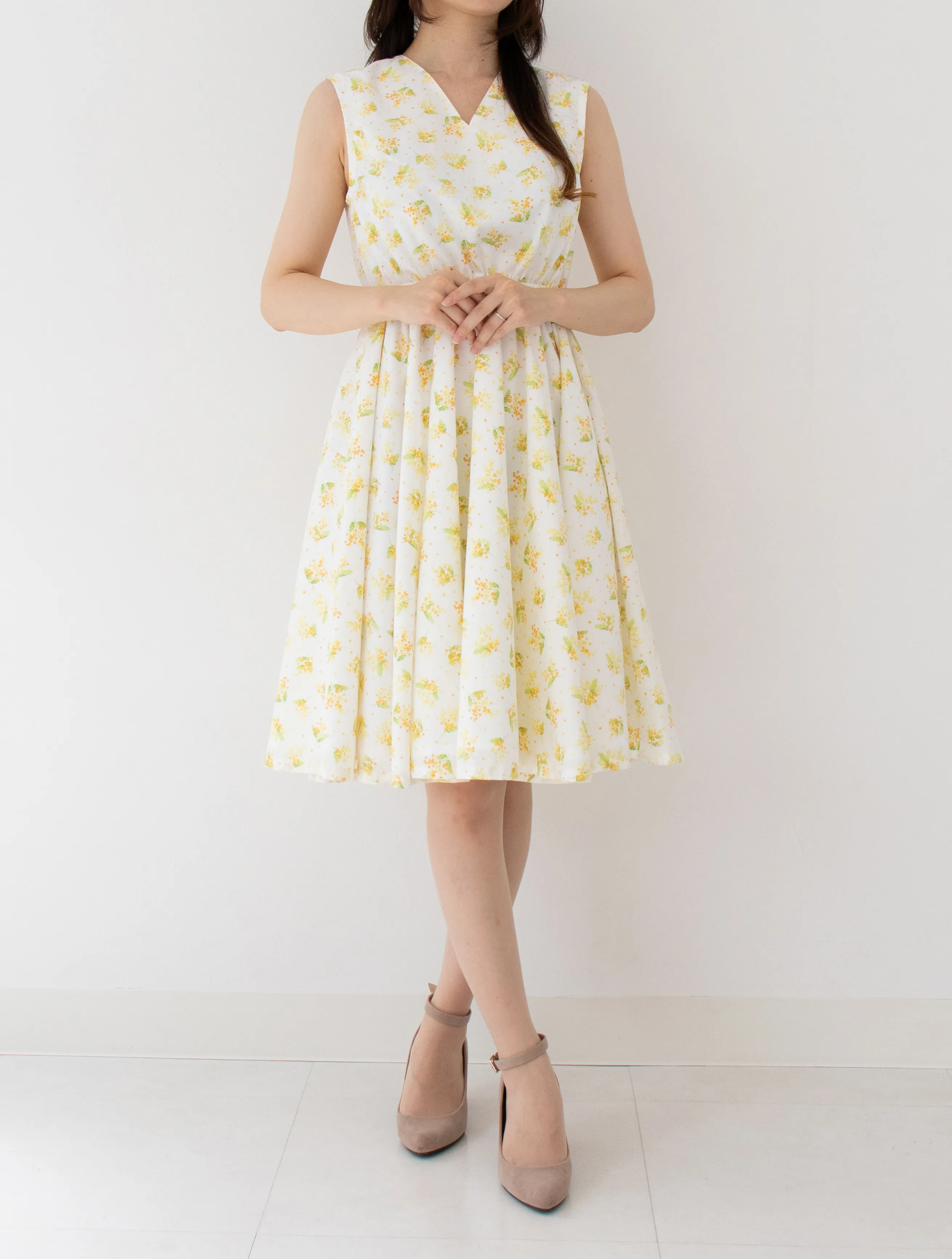 ブイネックノースリーブワンピース　花柄黄色